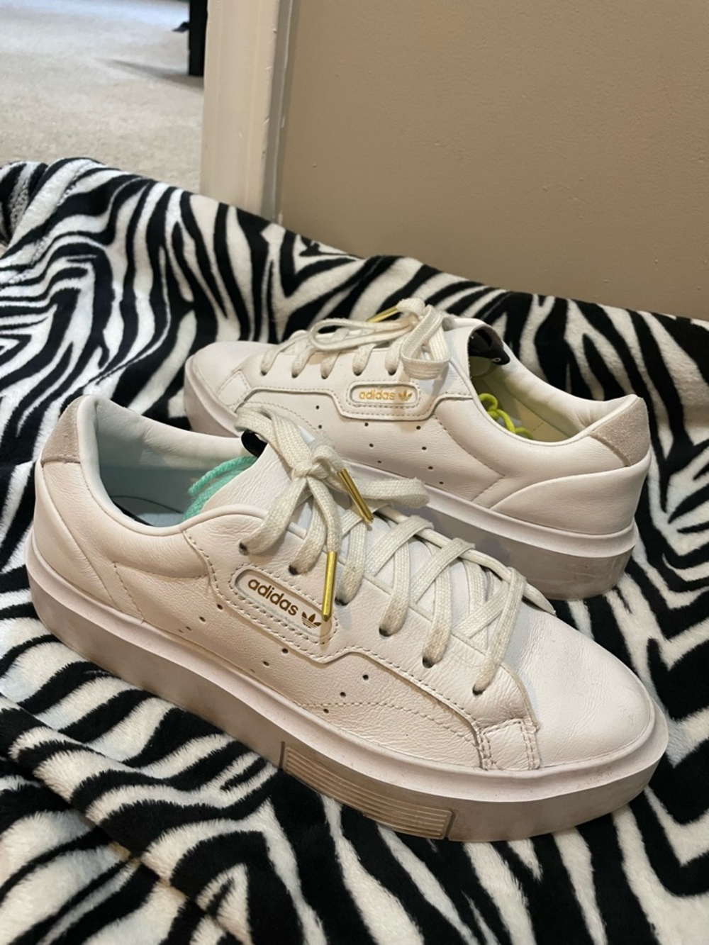 Adidas Sleek White Leather Sneakers with Gold Metal Lace Tips - Picture 5 of 9